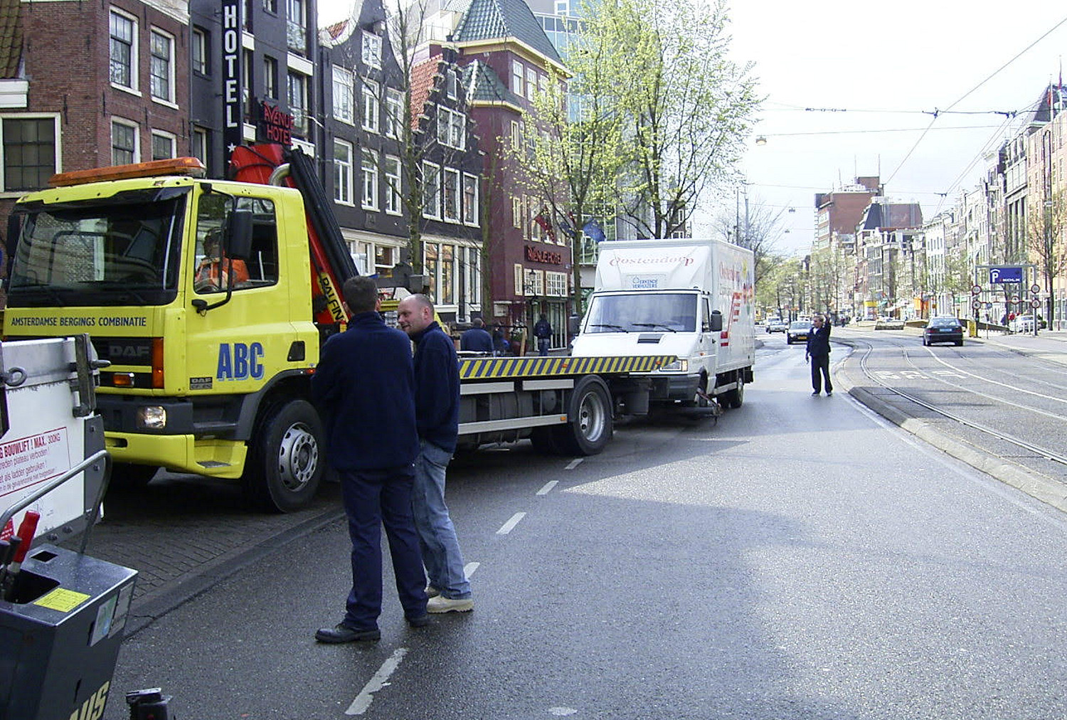 ABC ontfermt zich over een kapotte bestelwagen aan de Nieuwezijds Voorburgwal in Amsterdam op 8 april 2004