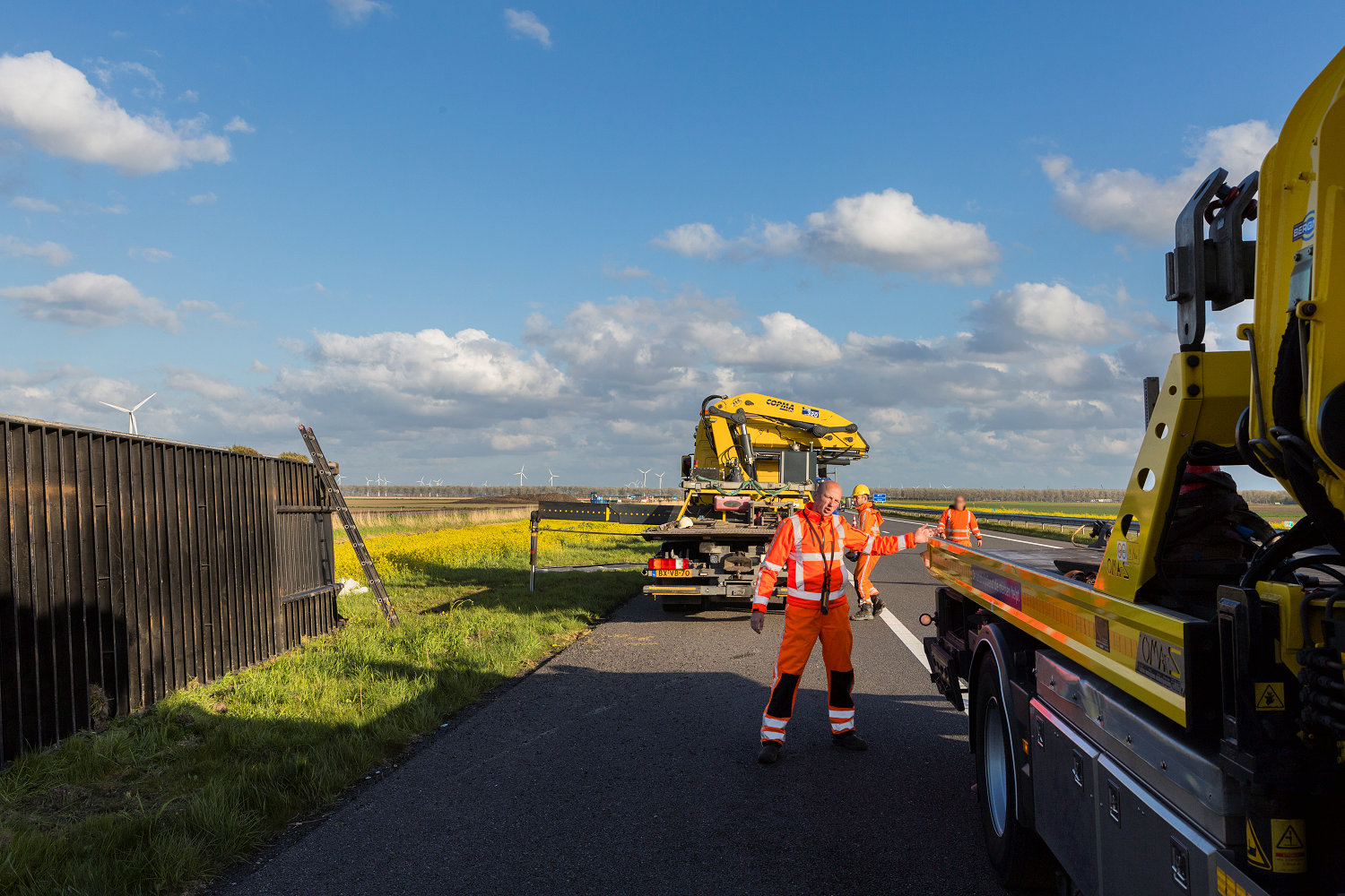 Floris Stalenhoef van Bergnet aan het werk voor het Centraal Meldpunt Vrachtauto's op de A27 bij Almere op 5 mei 2021