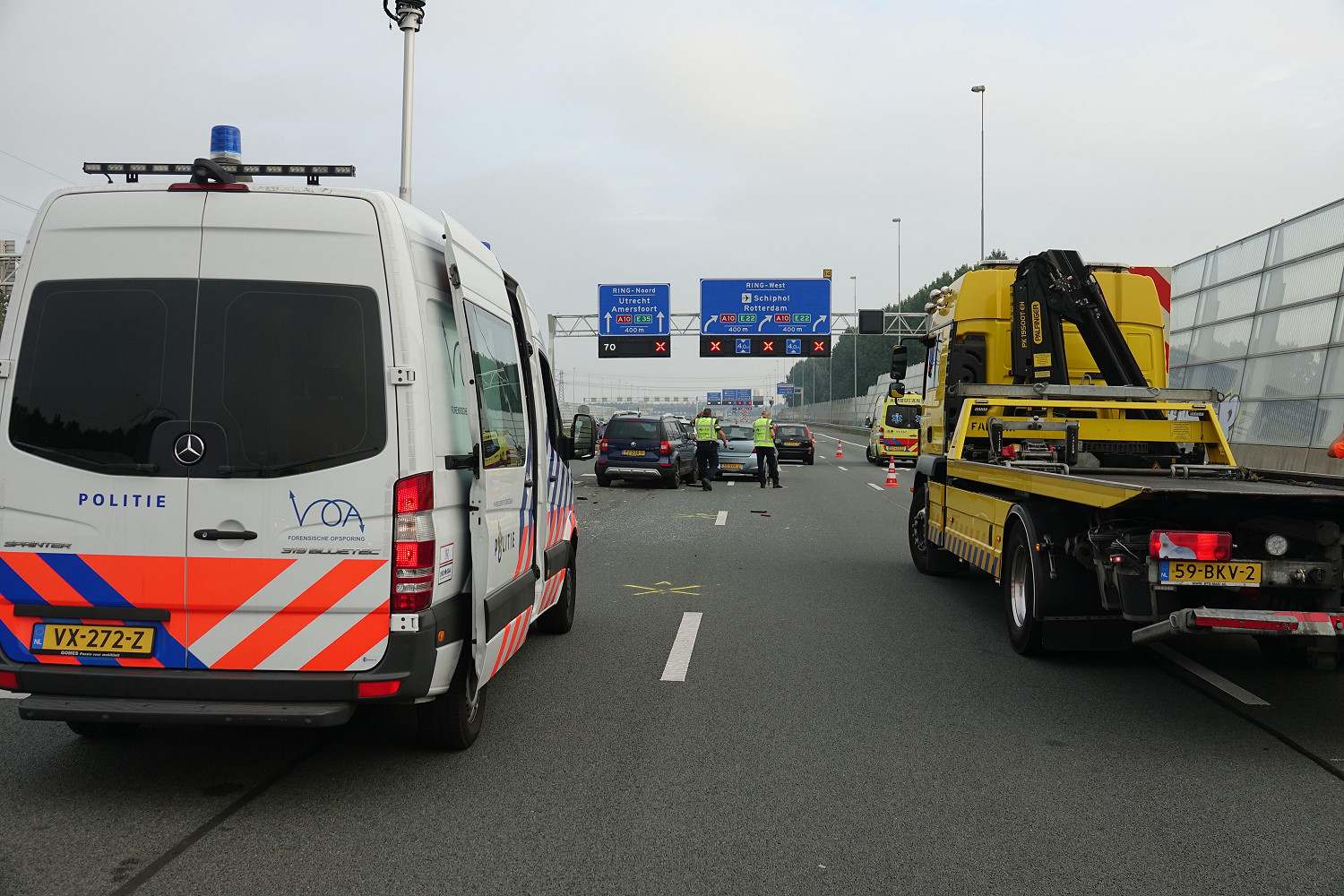 RHoogwout Berging wacht na een ongeval op de A10 op 25 september 2021 op de afronding van het technisch onderzoek van de politie