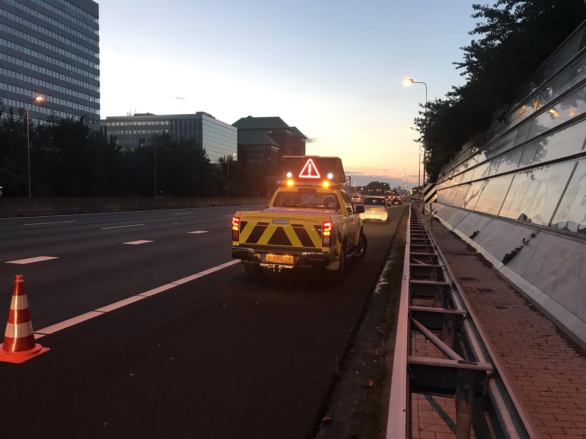 Rijkswaterstaat beveiligt een onbeheerd achtergelaten voertuig op de A10 op 20 juni 2019 (foto: Weginspecteur Stefan)
